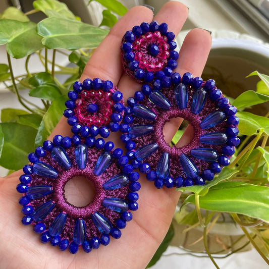 Aretes azules con fucsia