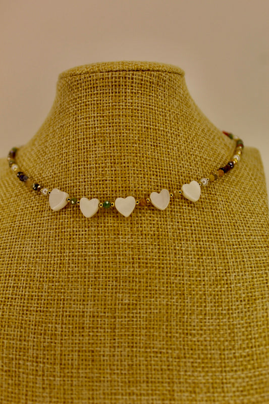 Collar de piedras y corazones de nácar