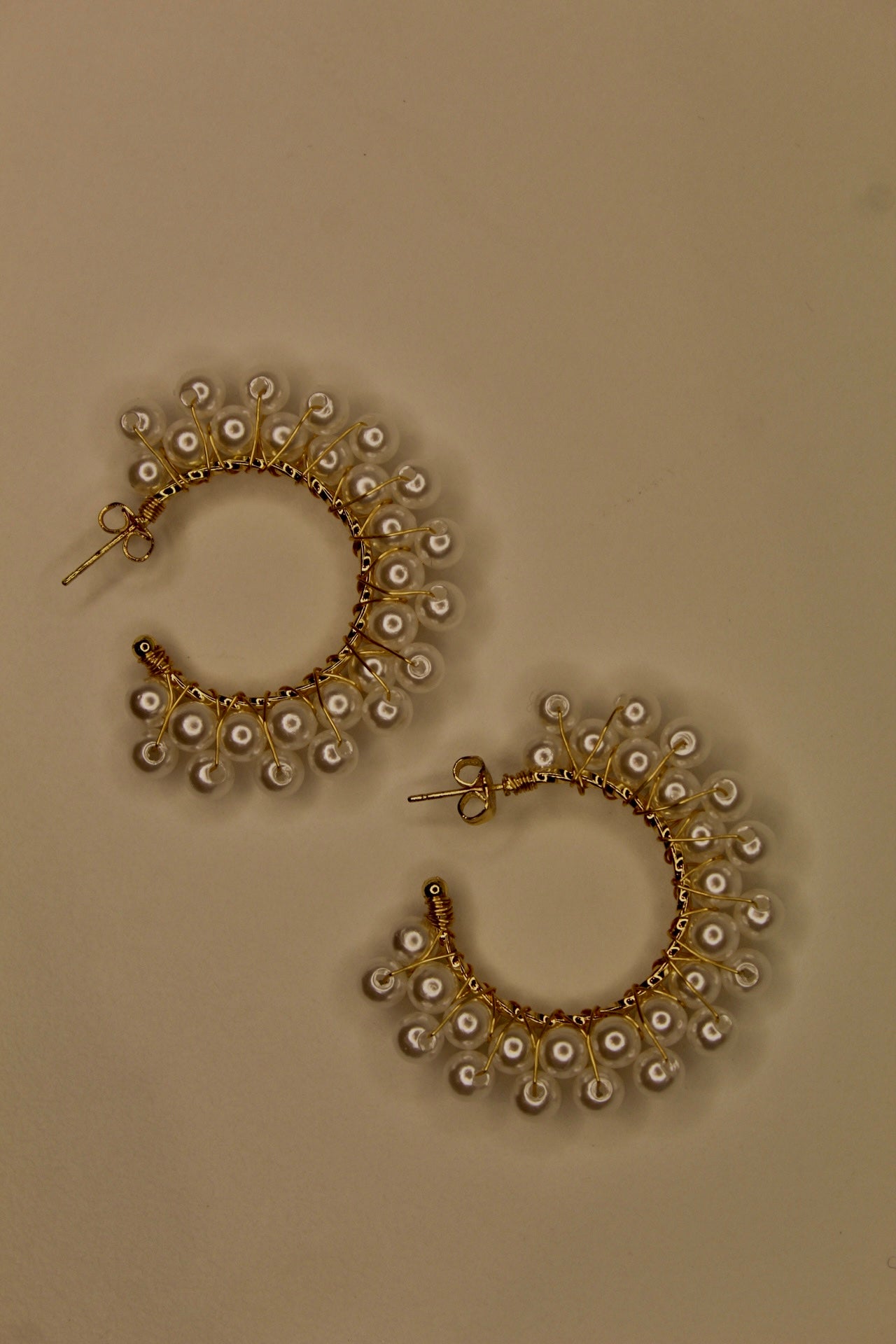 Aretes de Aro con Perlas Blancas