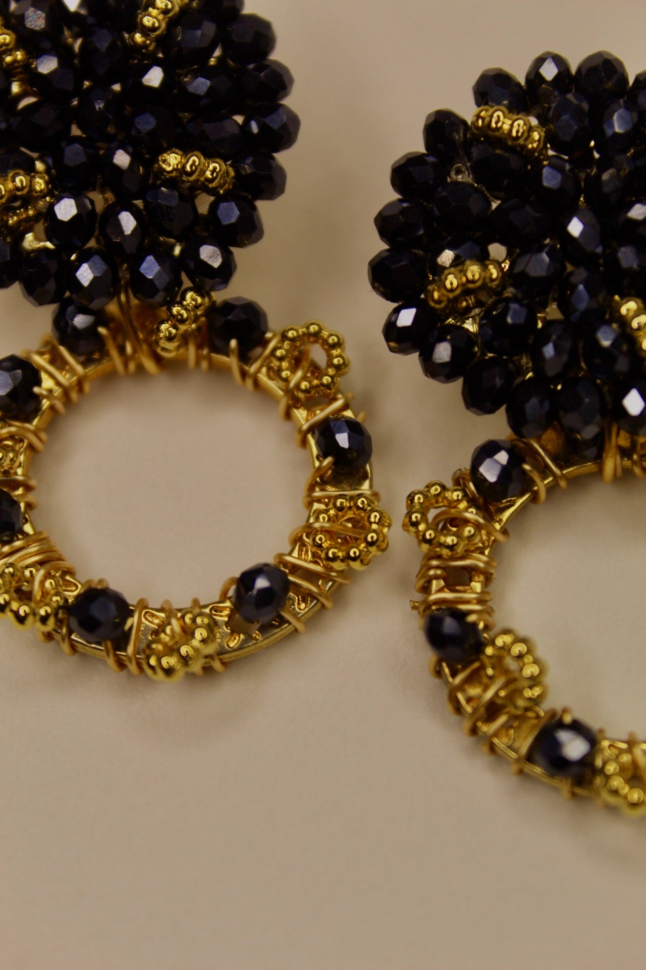 Aretes de Flor y argollas negras