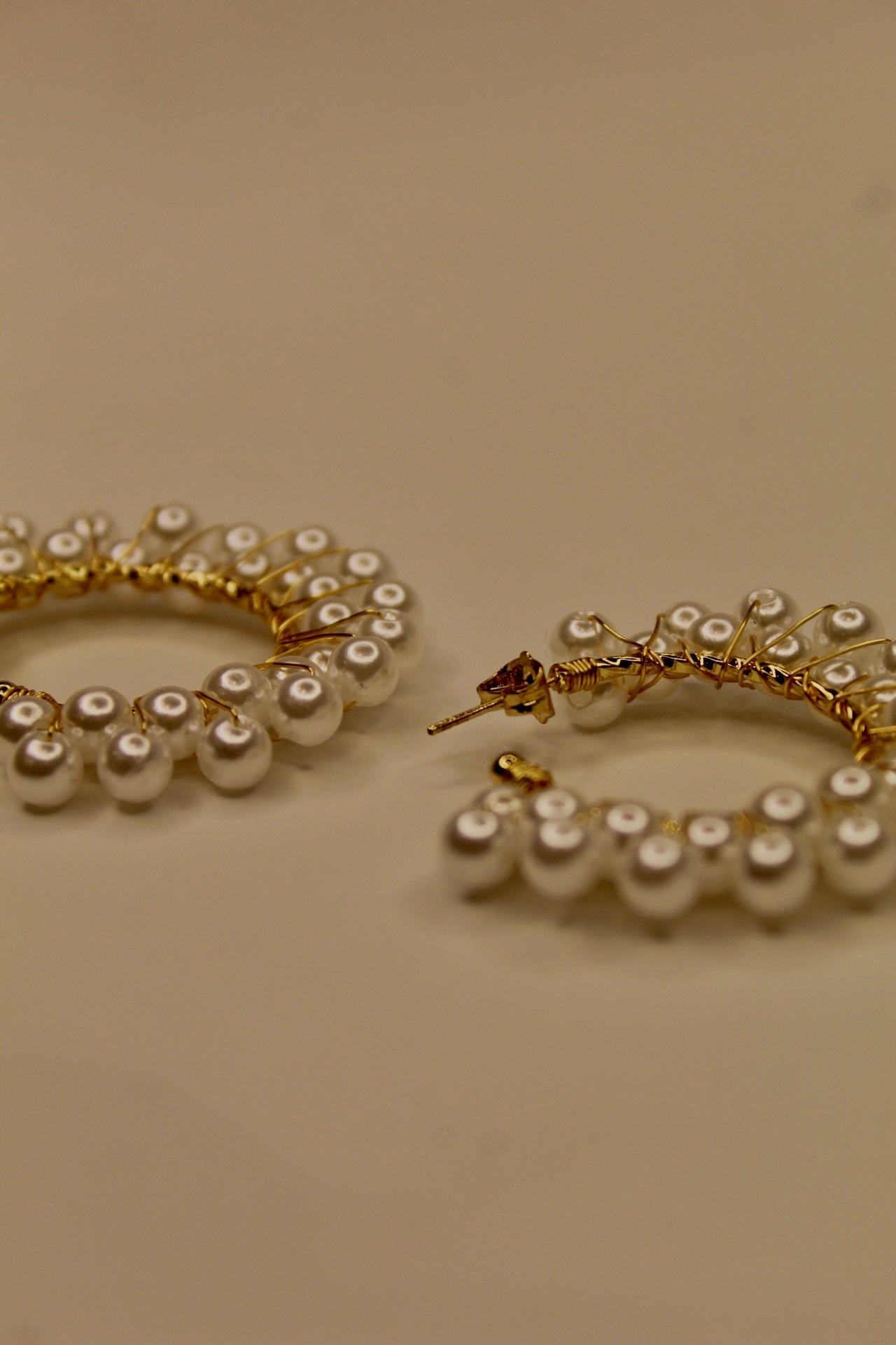 Aretes de Aro con Perlas Blancas