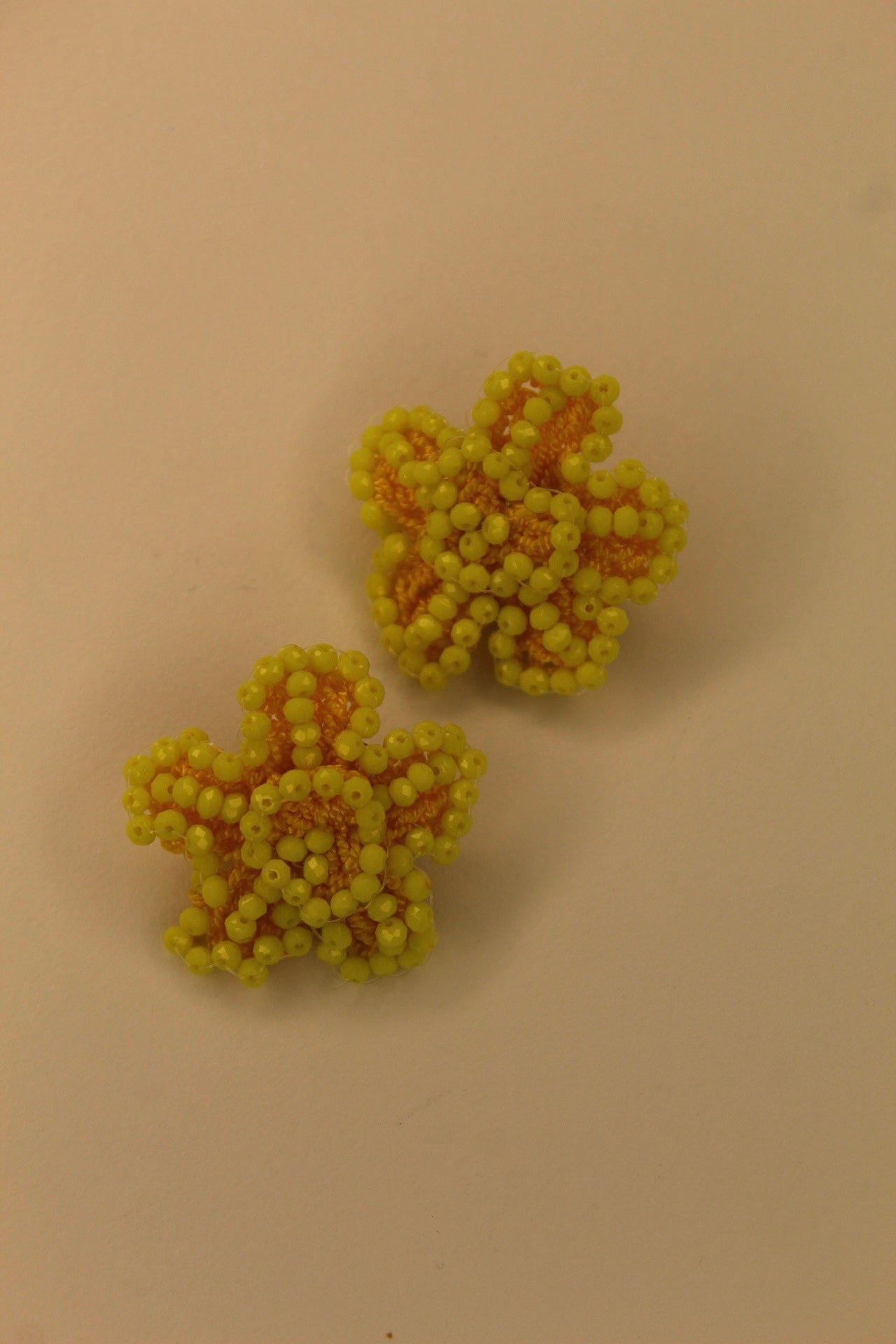 Aretes de Cristales en Forma de Flor