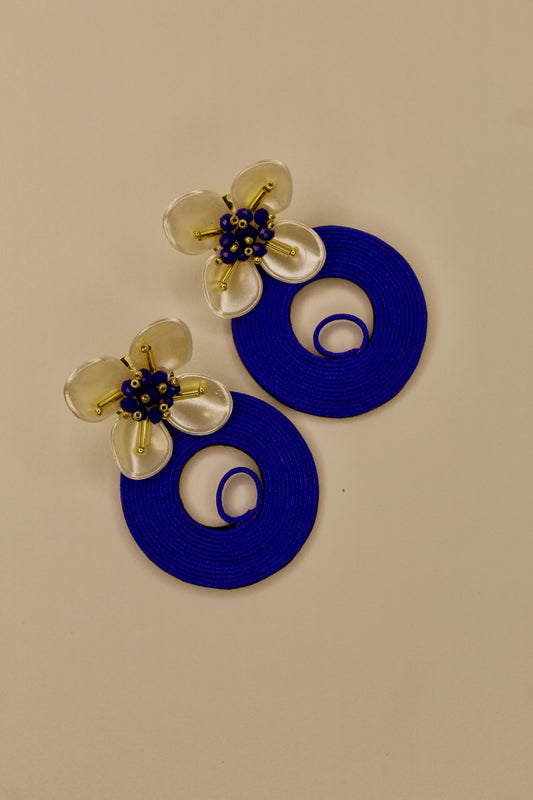 Aretes Florales Azules con Aros Decorativos