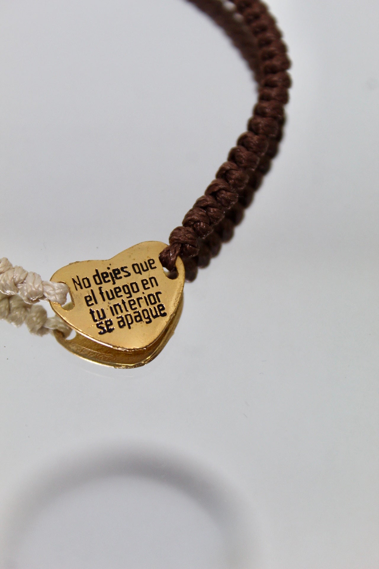 Pulsera con dije de corazón con frase: No dejes que el fuego en tu interior se apague!