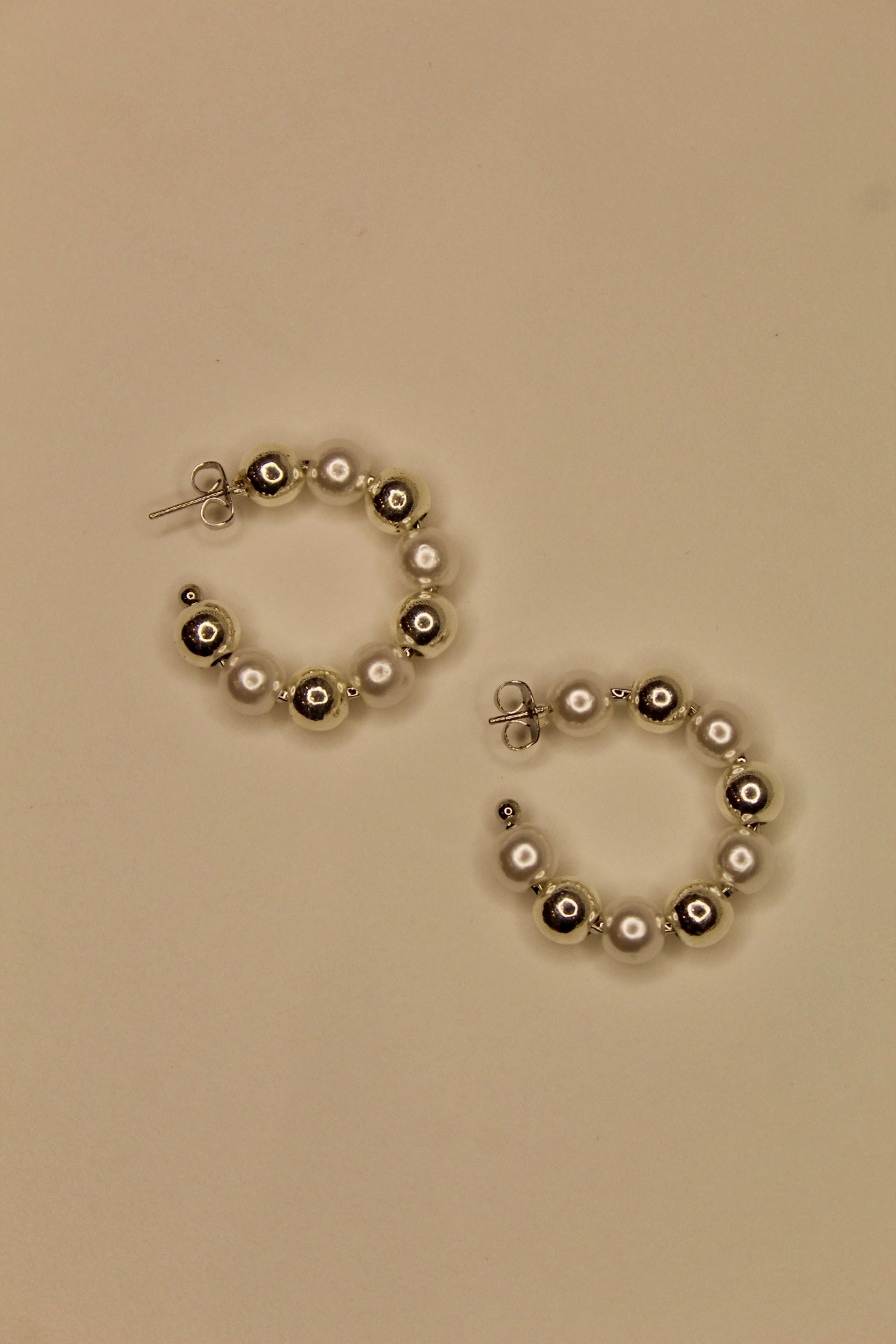 Aretes de perlas en forma de argolla