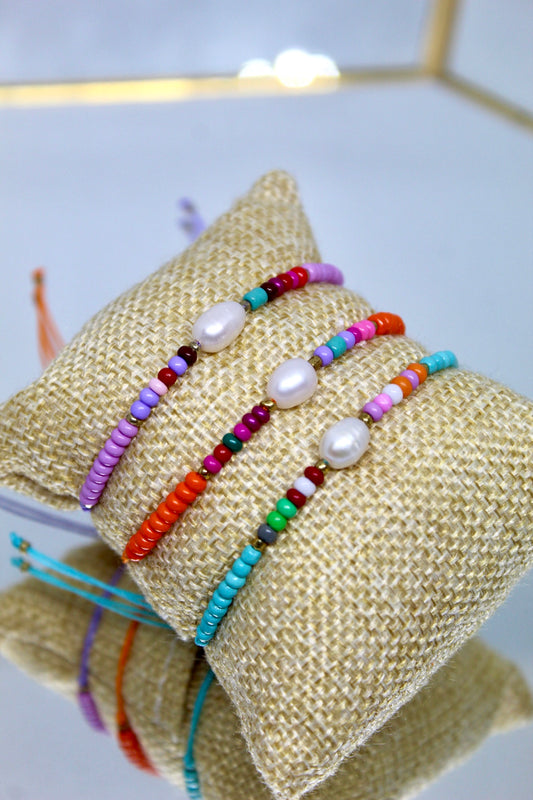 Pulseras de canutillos de colores con perla