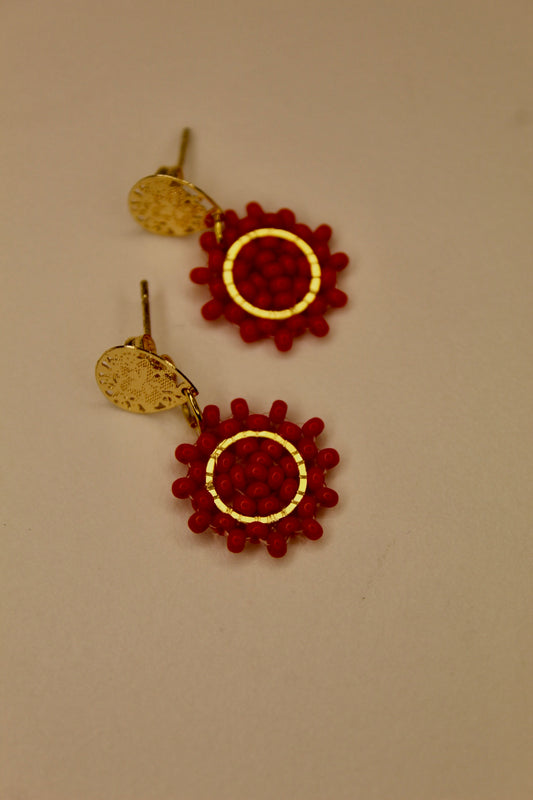 Aretes Colgantes Rojos con Detalles Dorados