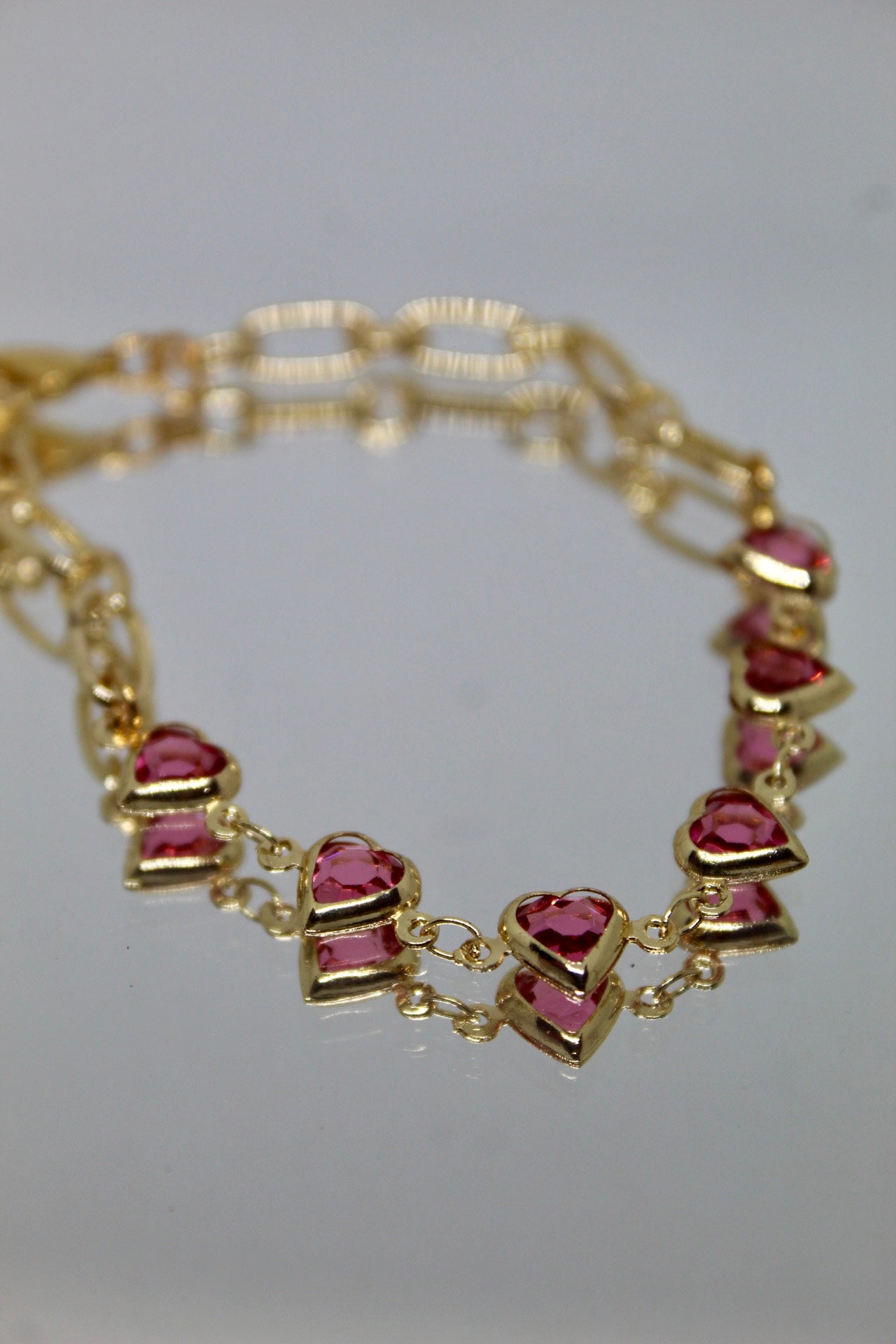 Dúo de Pulseras Doradas con Perlas y Cristales Rosados