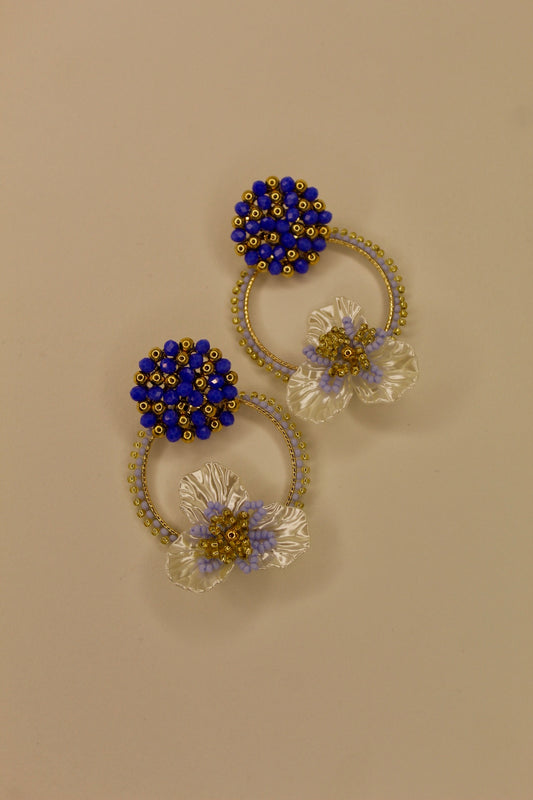 Aretes Florales con Aros Dorados y Cuentas Azules