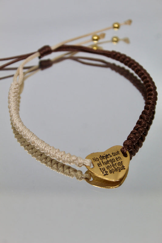 Pulsera con dije de corazón con frase: No dejes que el fuego en tu interior se apague!