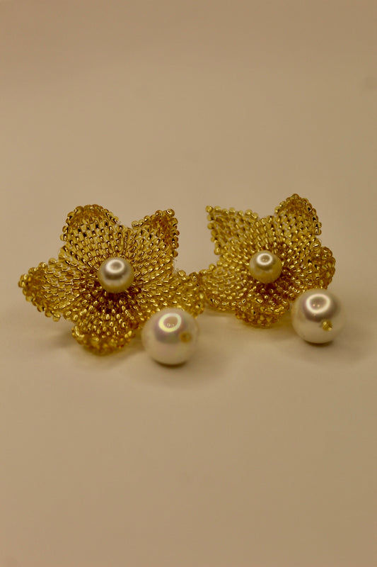 Aretes Florales Dorados con Perla