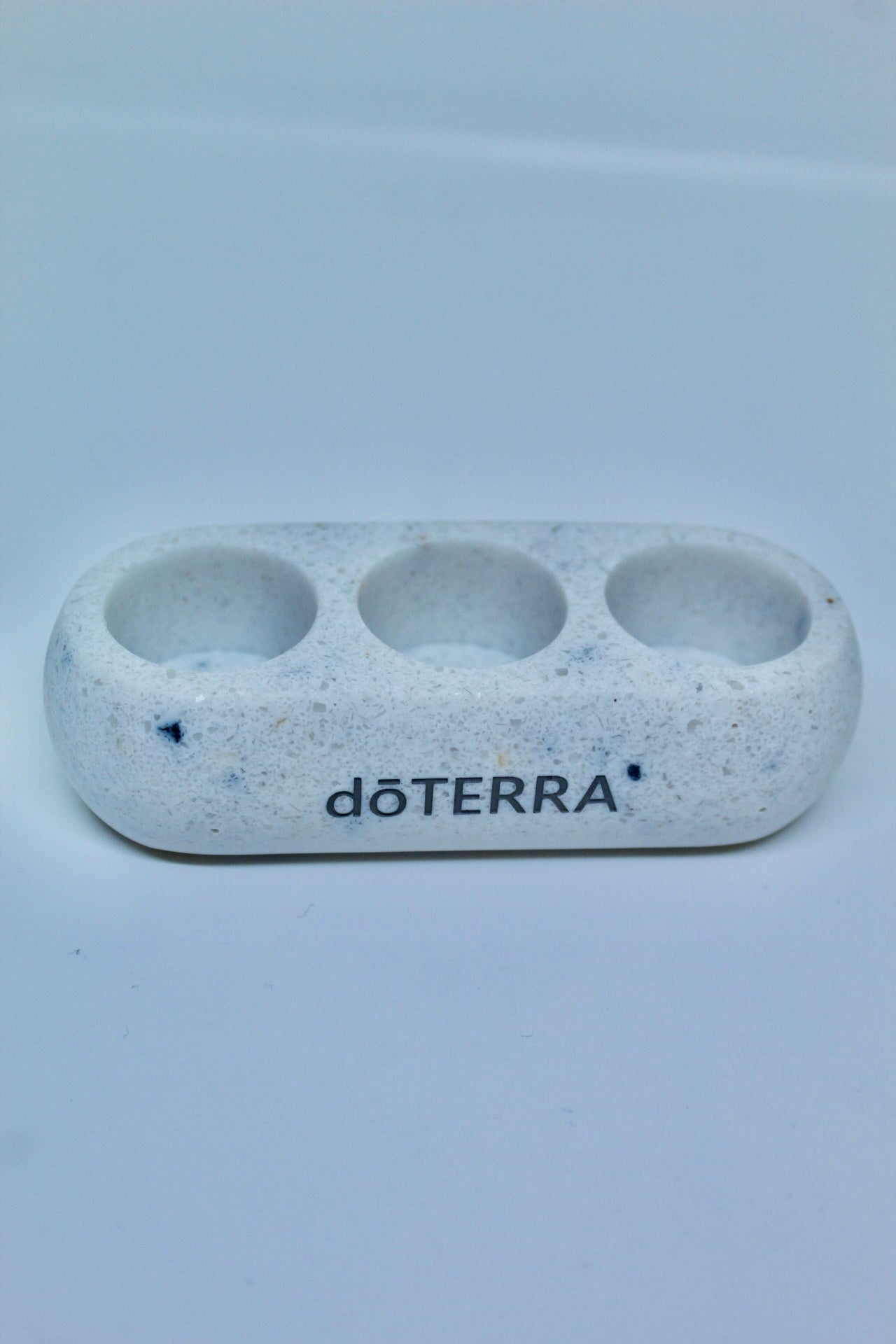 TERRAZZO TRIO DISPLAY: Organizador para 3 aceites con logo dōTERRA