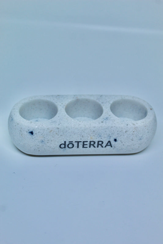 TERRAZZO TRIO DISPLAY: Organizador para 3 aceites con logo dōTERRA