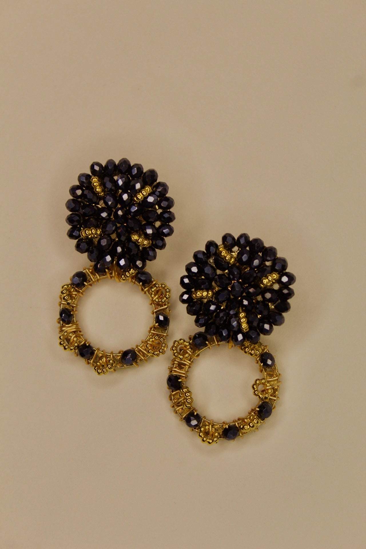 Aretes de Flor y argollas negras