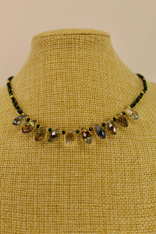 Collar de cristales y piedras