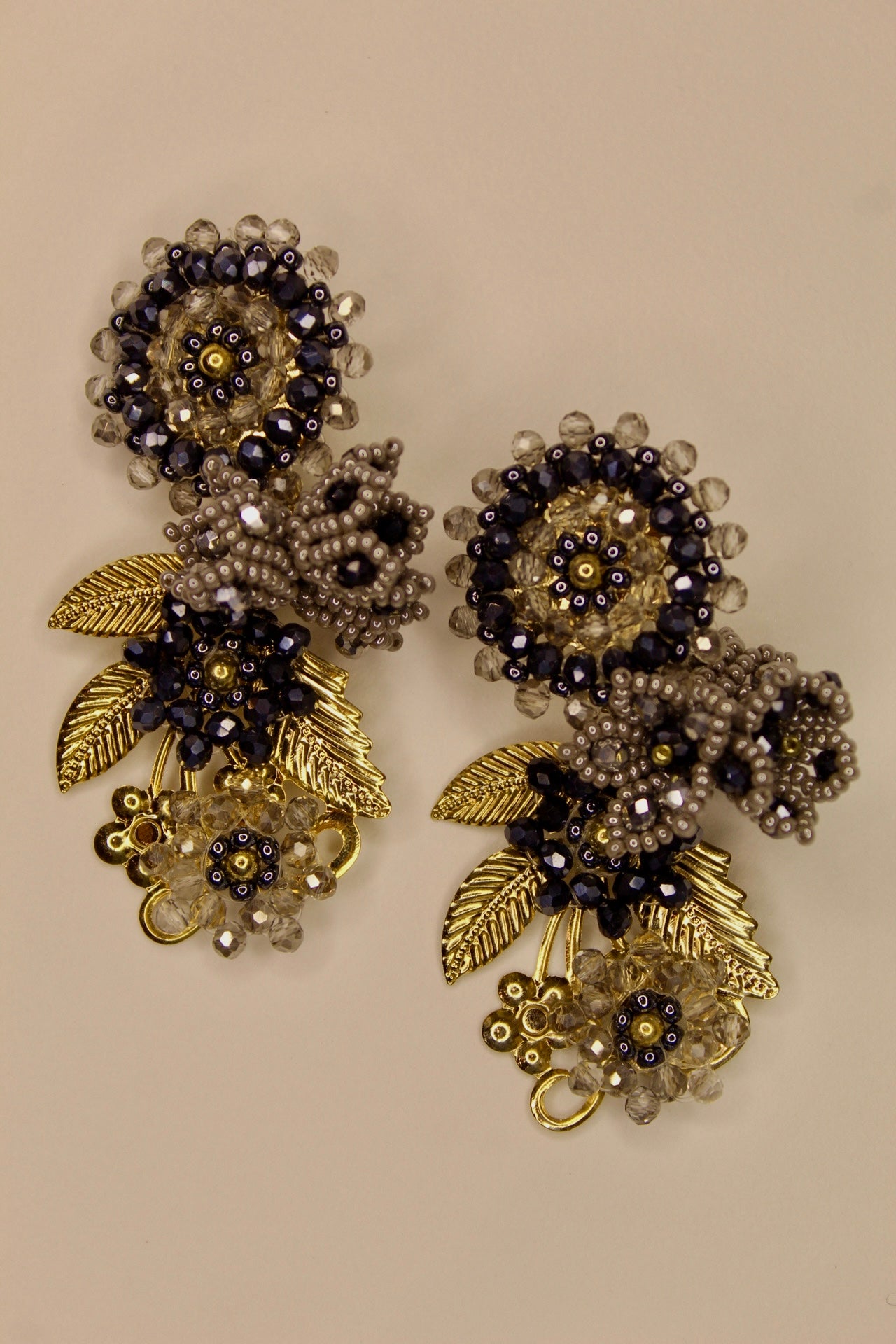 Aretes de flores y hojas doradas