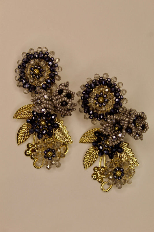 Aretes de flores y hojas doradas