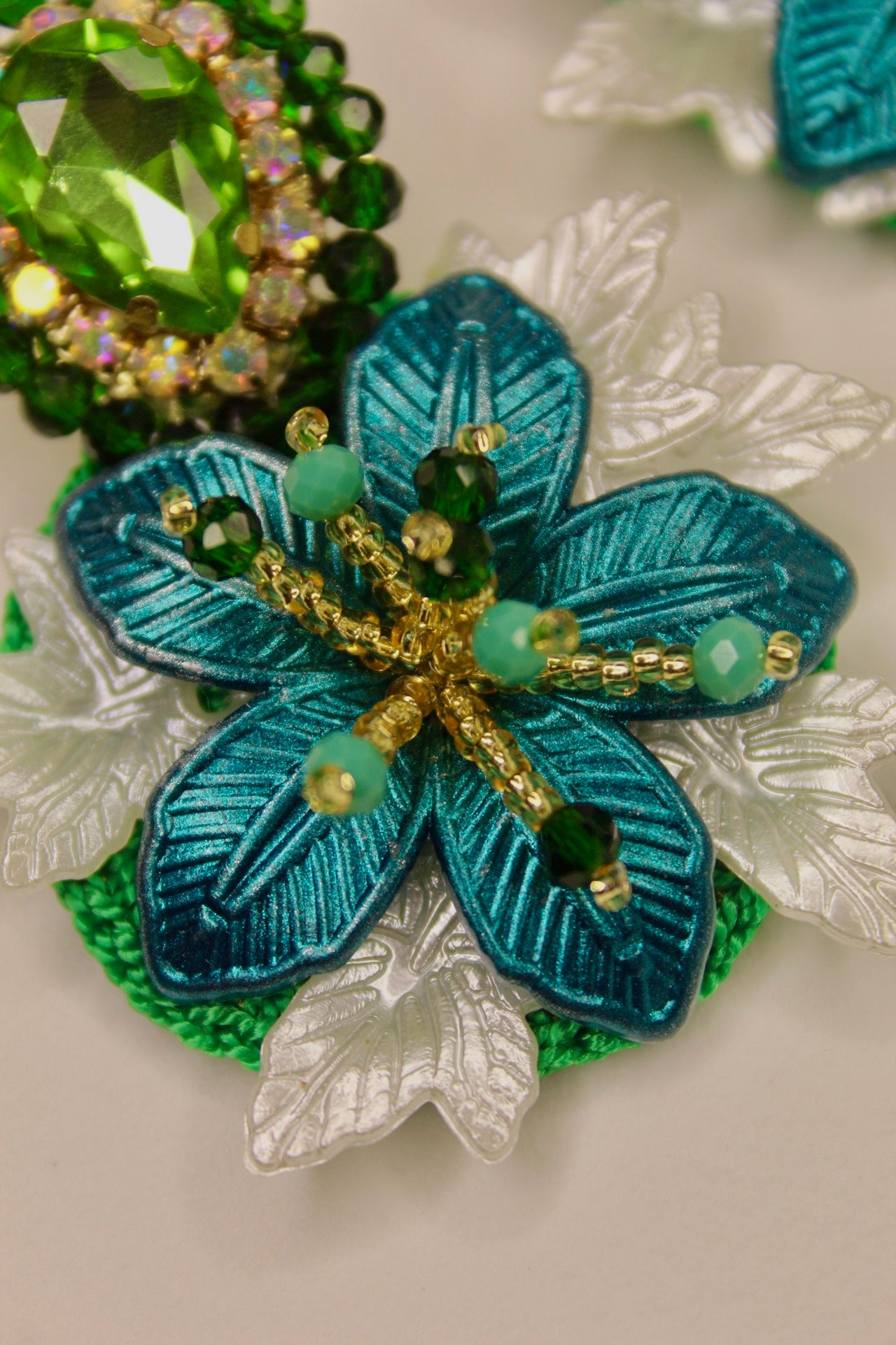 Aretes Artesanales de Flor con Brillantes Verdes