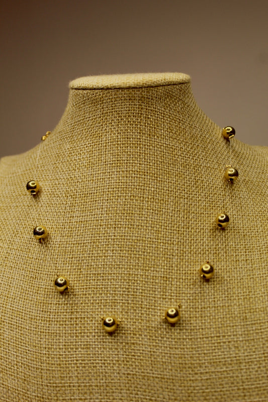 Collar de balines dorados