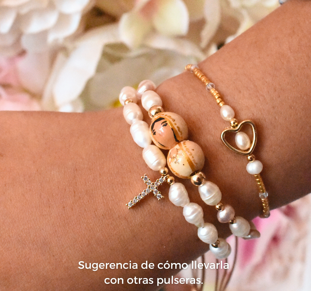 Pulsera miyuki dorado con dije de corazón y perla.