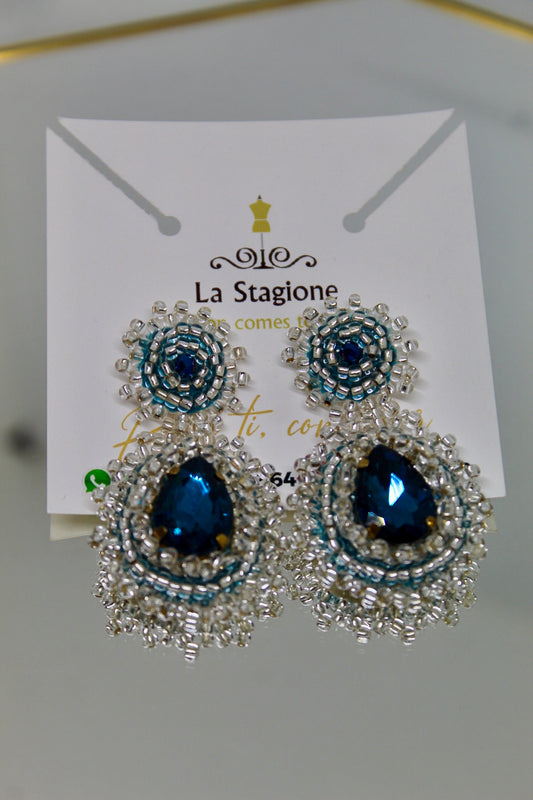 Aretes en forma de diamante con cristales