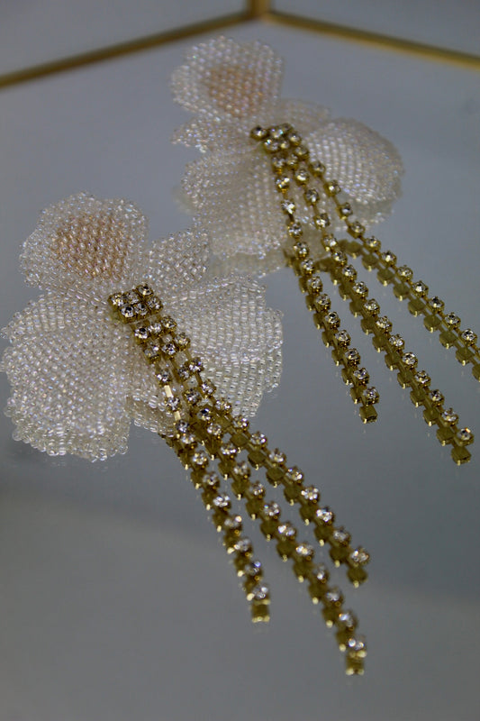 Aretes de flor en plateado con ringstones