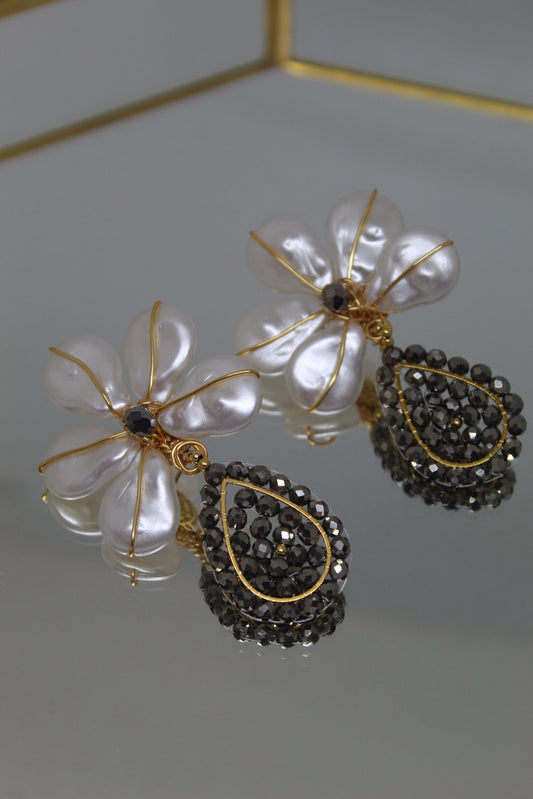 Aretes estilo topos en forma de flor con perlas y cristales