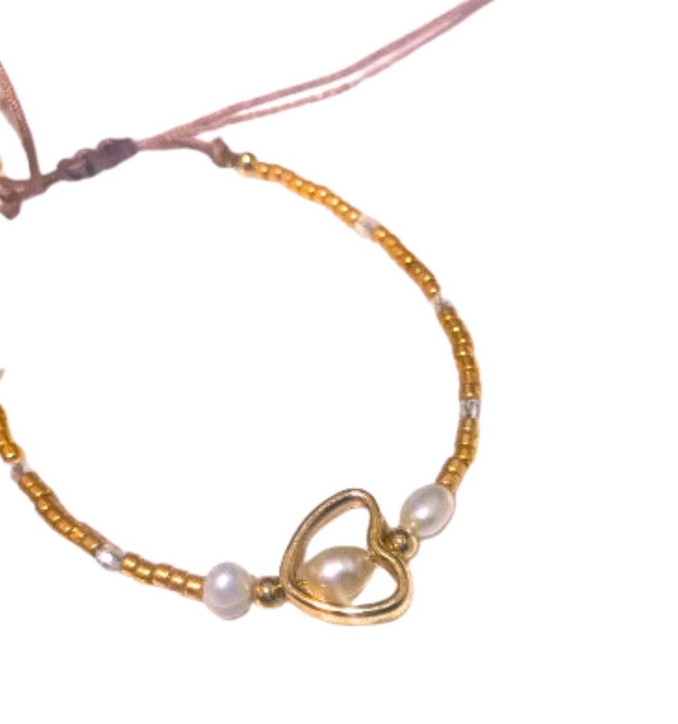 Pulsera miyuki dorado con dije de corazón y perla.