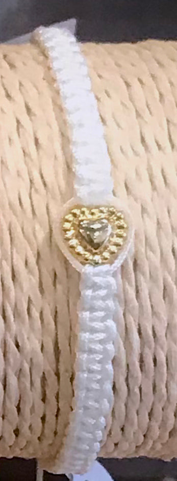 Pulsera tejida blanca con corazón.