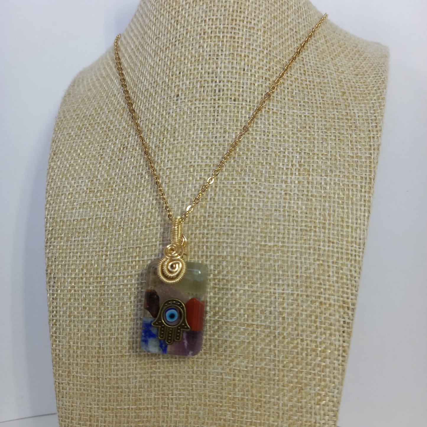 Cadena de acero con colgante rectangular mediano de mano Hamsa y piedras naturales